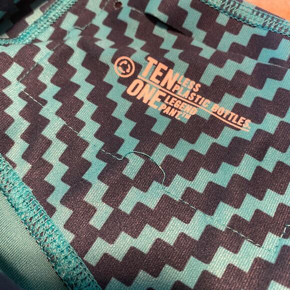 Nike Chevron Capri Leggings Size XS Legend 2.0 Training Dri-Fit Athletic Zig Zag - Picture 8 of 11